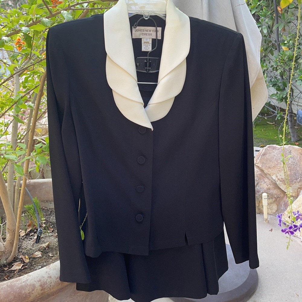 Jones New York Suit, Top and Skirt, Size 10, Black & Cream